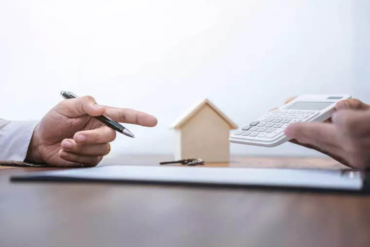 Courtier immobilier pour aide à trouver un financement pour l'achat d'un terrain constructible en ville dans le but de construire une maison, Puget-Théniers, Patricia Tourais